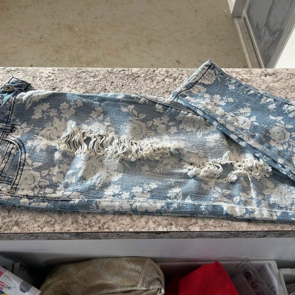 Celebrity pink ripped jeans - Picture 1 of 3